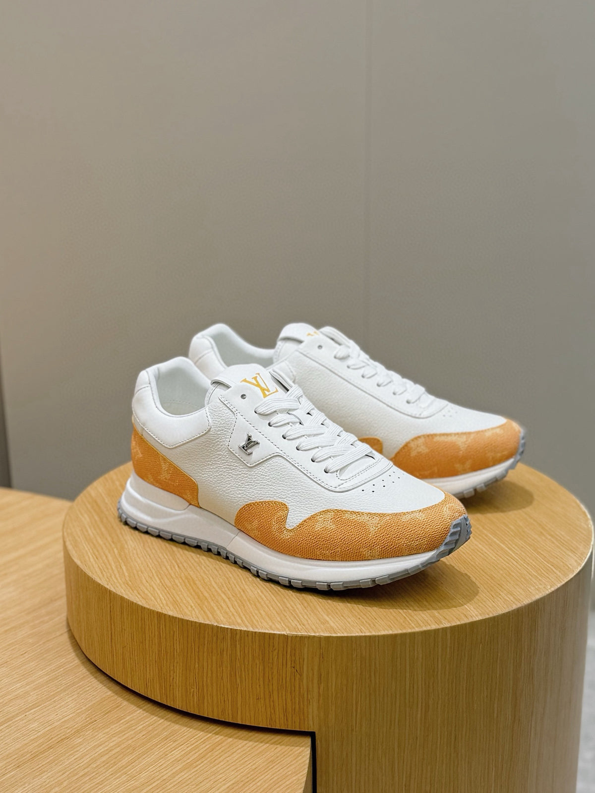 Tênis Louis Vuitton Run Away White/Orange Monogram