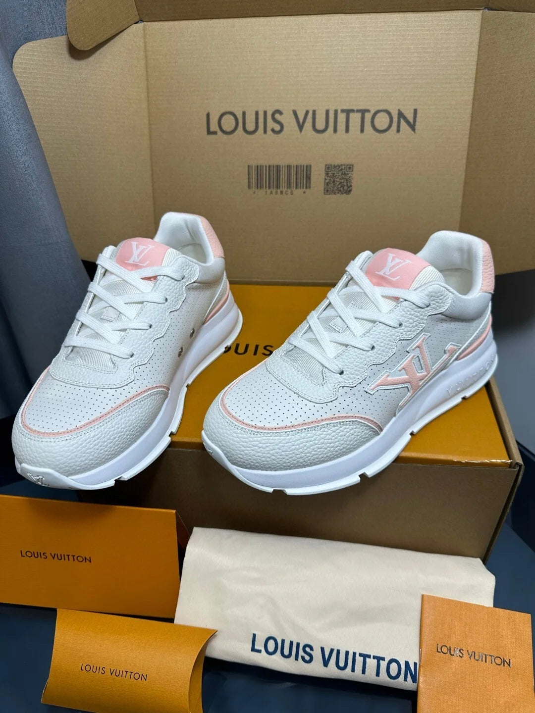 Tênis Louis Vuitton Classic White Pink