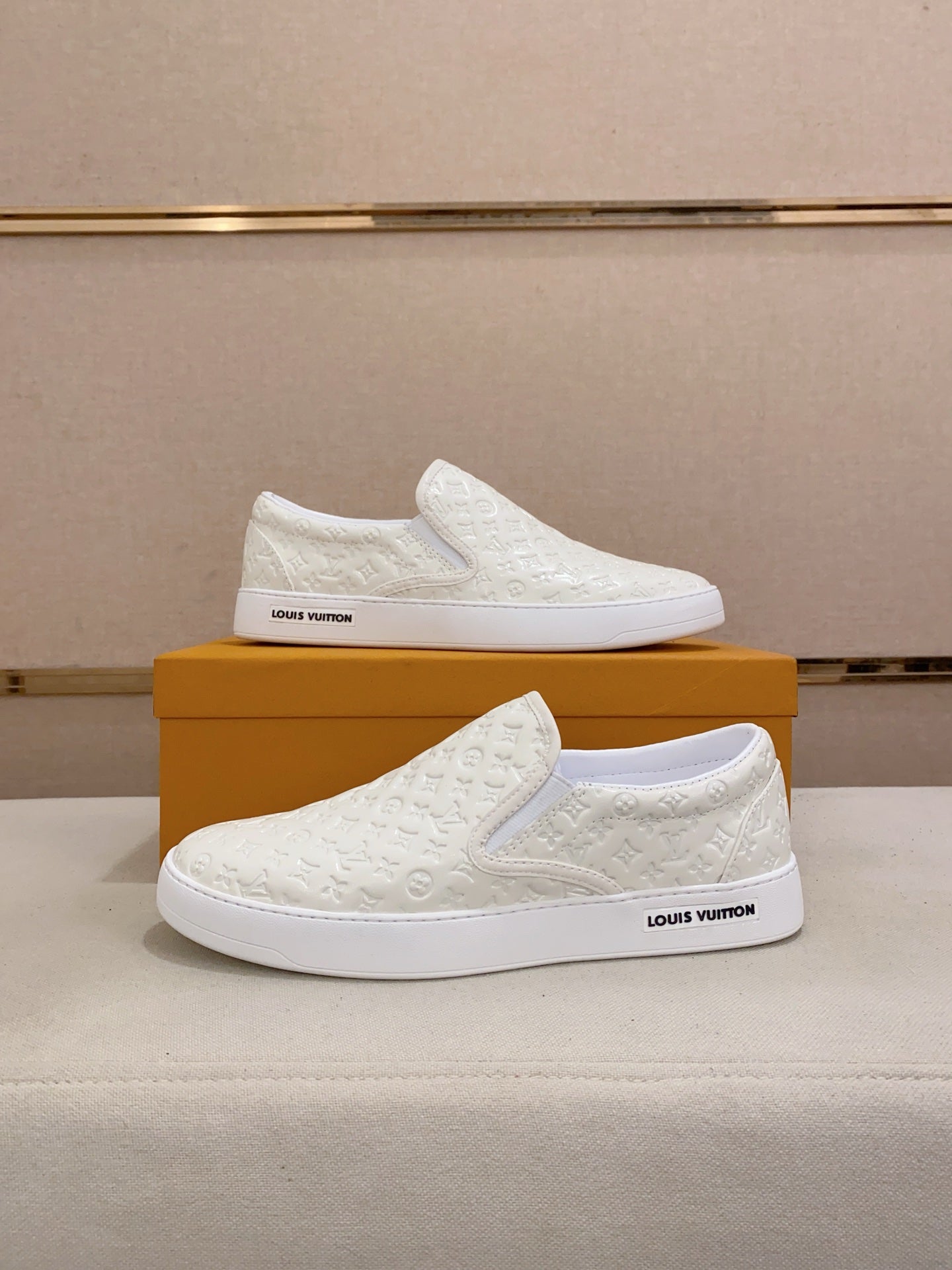 Lv Slip on Leather White Monogram Black