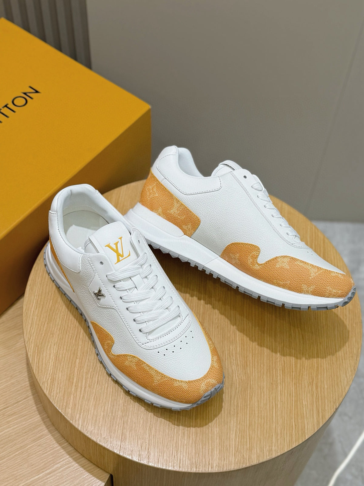 Tênis Louis Vuitton Run Away White/Orange Monogram