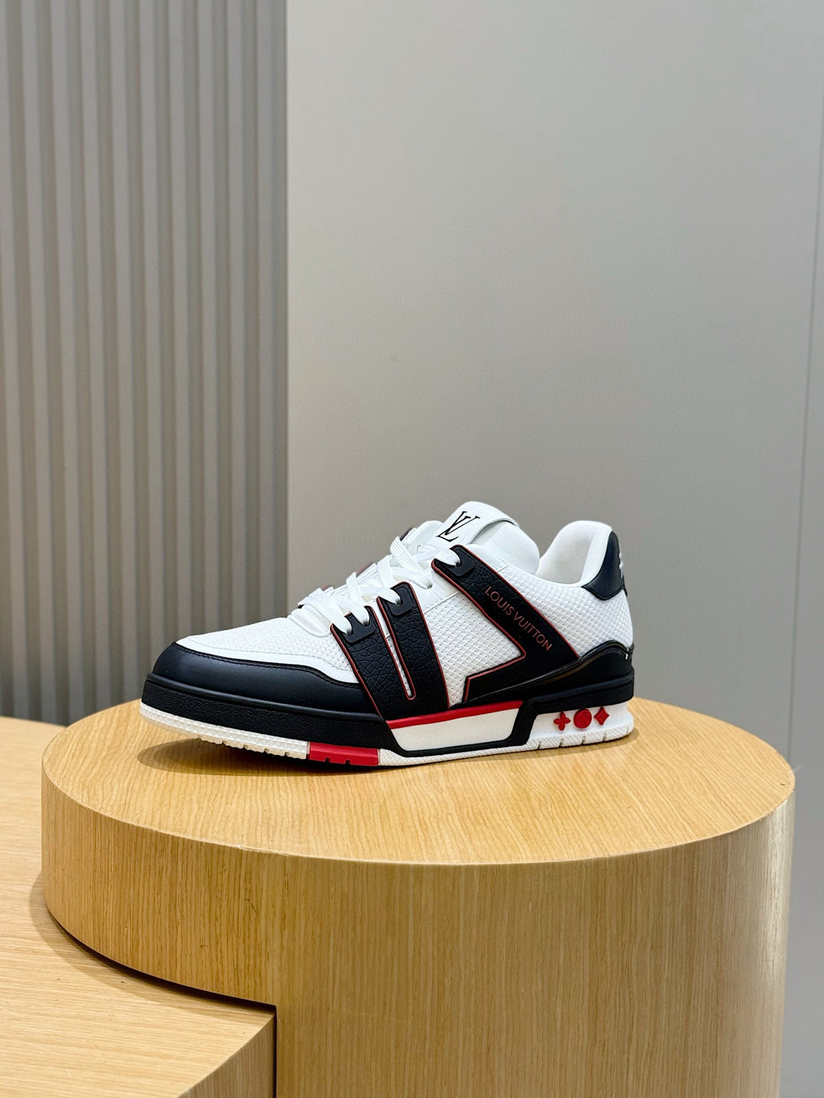 Tênis Louis Vuitton Trainer #54 Low Classic Branco/Preto/Vermeho