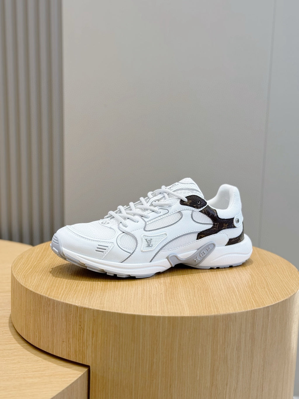 Tênis Louis Vuitton Olympia Women's White Sports Sneaker