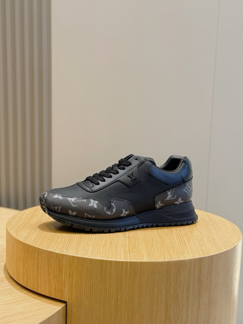 Tênis Louis Vuitton Run Away Black/Grey Monogram