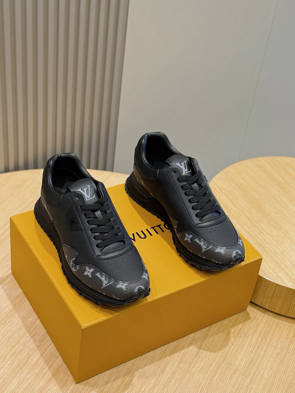 Tênis Louis Vuitton Run Away Black/Grey Monogram