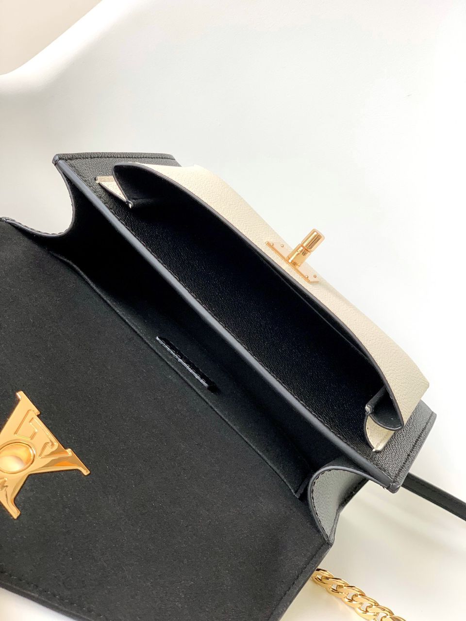 Bolsa LV Soft Calfskin Mylockme Chain Bag BB Black Creme