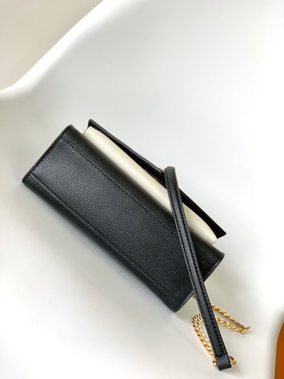 Bolsa LV Soft Calfskin Mylockme Chain Bag BB Black Creme