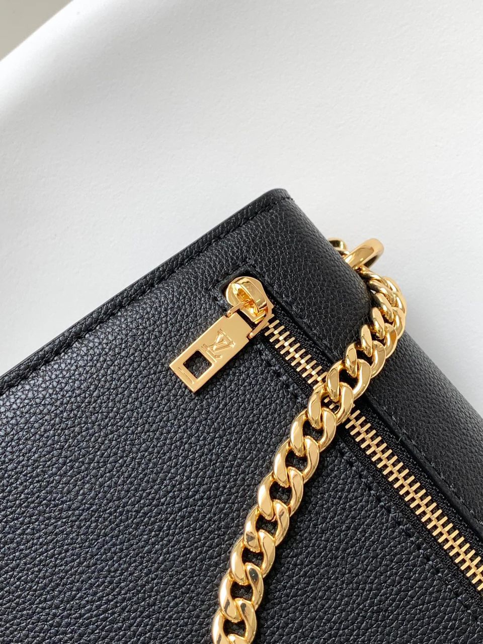 Bolsa LV Soft Calfskin Mylockme Chain Bag BB Black Creme