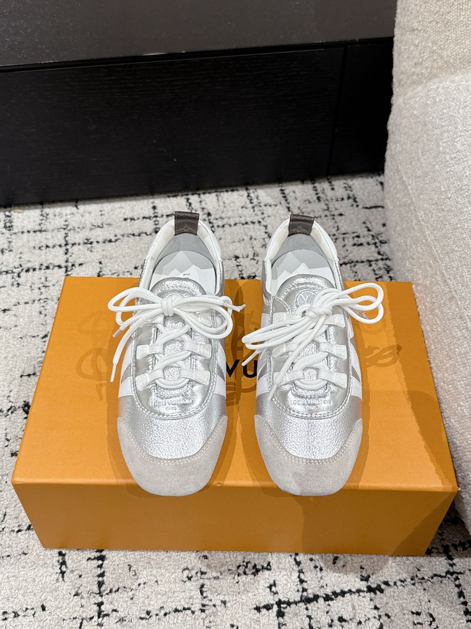 Tênis LV Metallic Silver/White