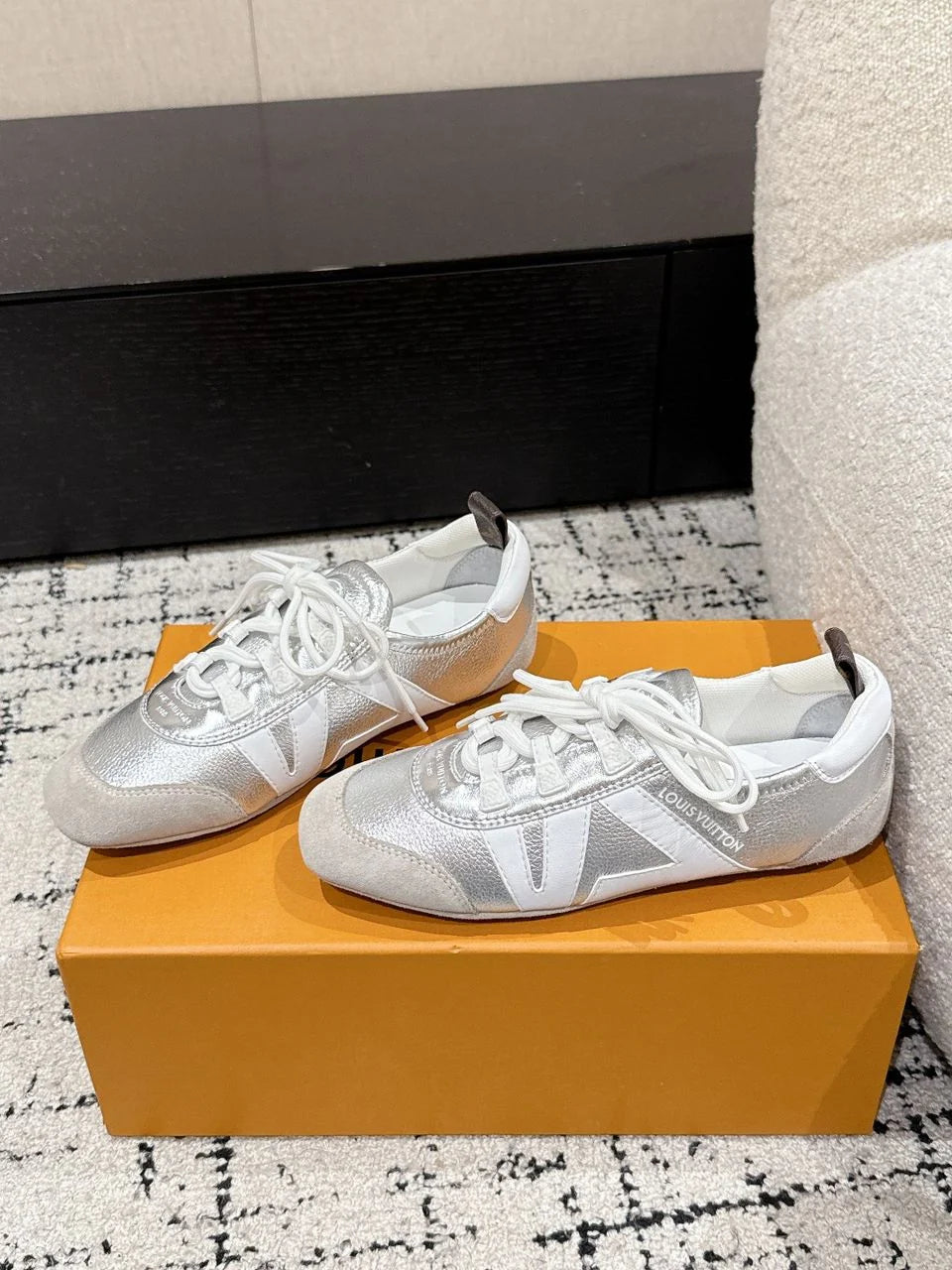 Tênis LV Metallic Silver/White