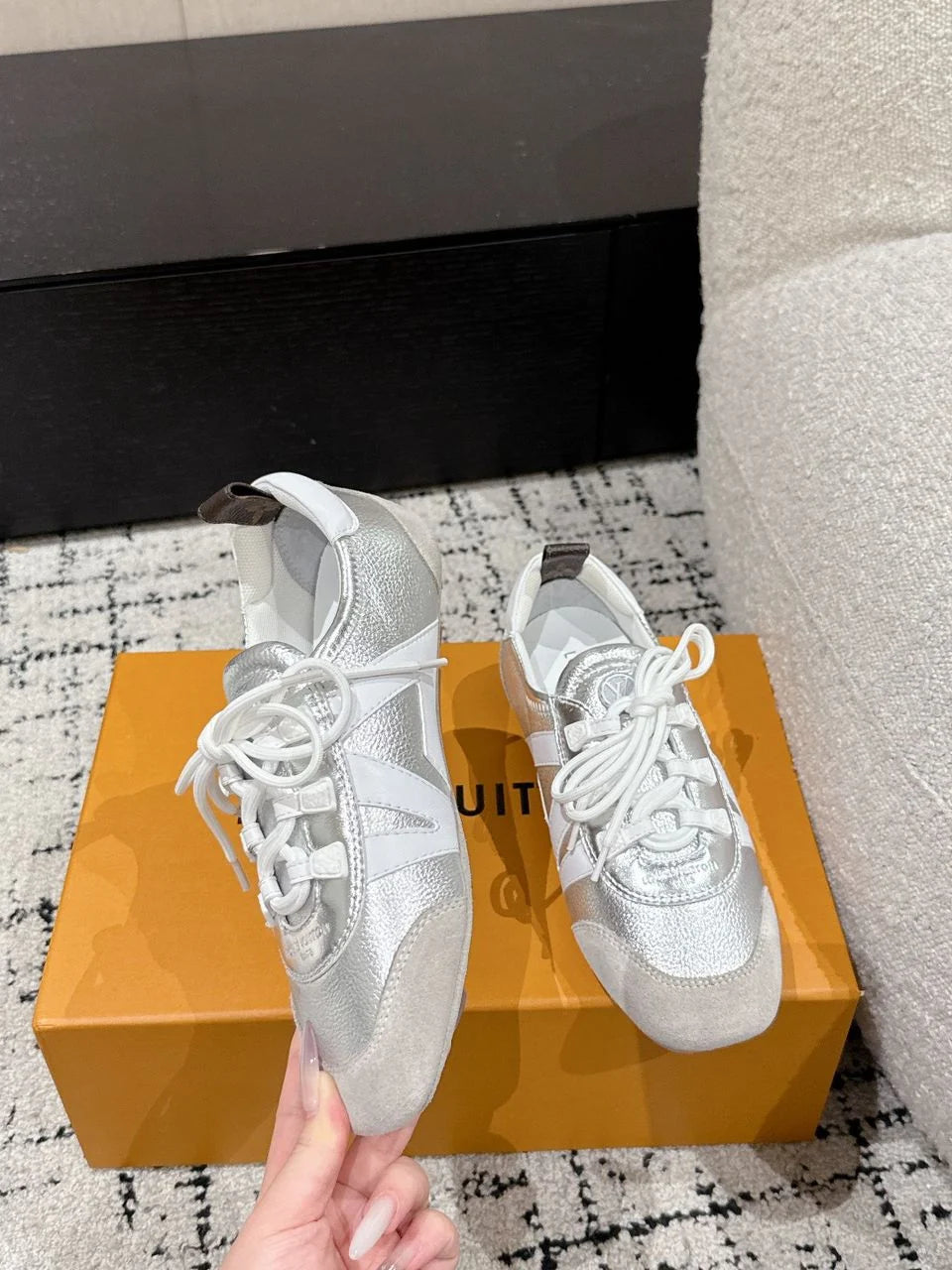 Tênis LV Metallic Silver/White