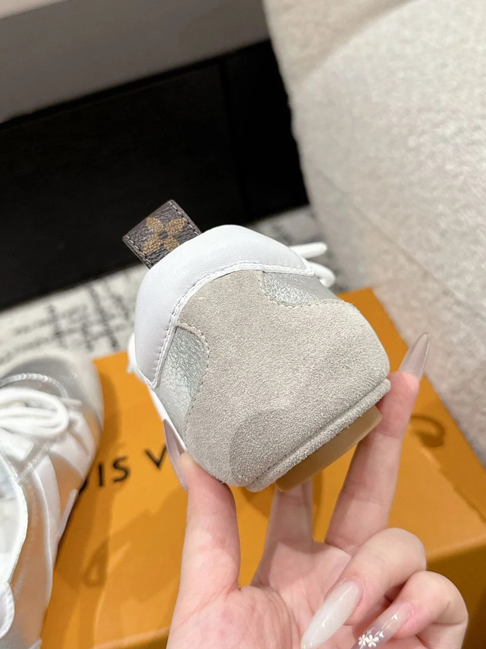 Tênis LV Metallic Silver/White