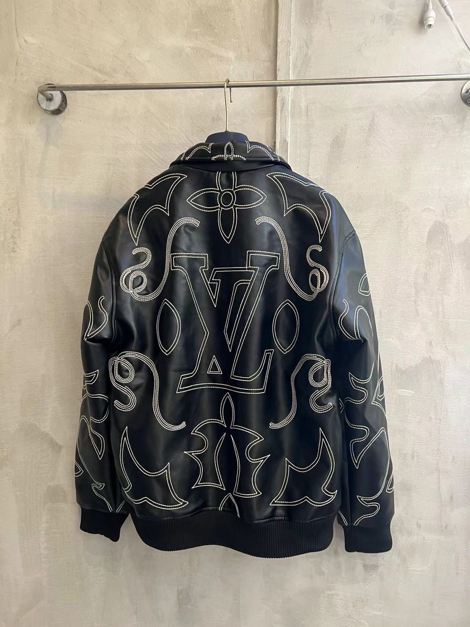 JAQUETA MONOGRAN LOUIS VUITTON "EMBROIDERED" Black (Pronta Entrega)Tamanho M