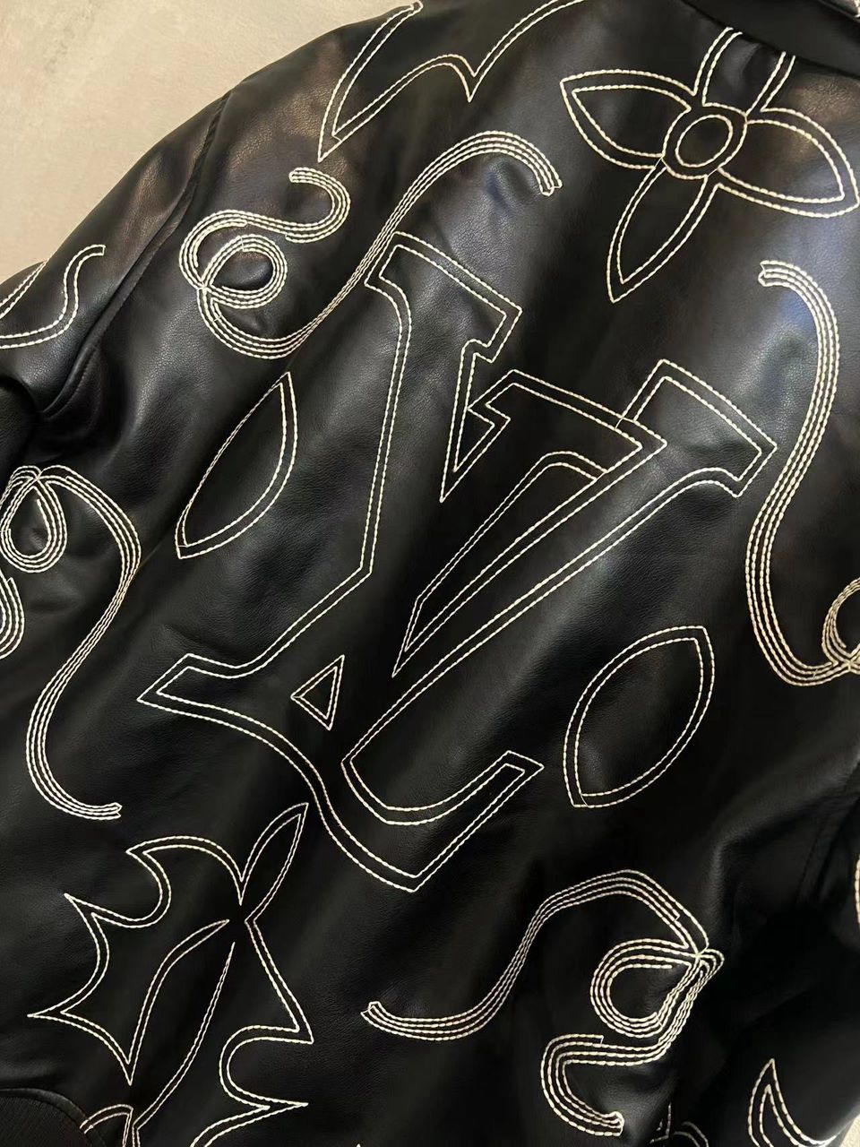 JAQUETA MONOGRAN LOUIS VUITTON "EMBROIDERED" Black (Pronta Entrega)Tamanho M