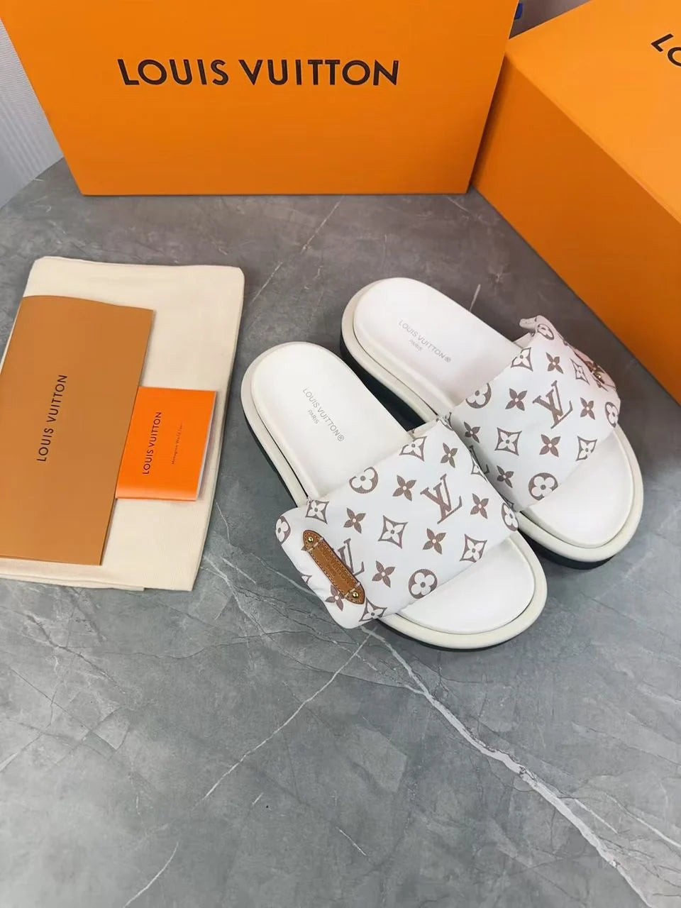 Chinelo Louis Vuitton Meia-pata Pool Pillow White