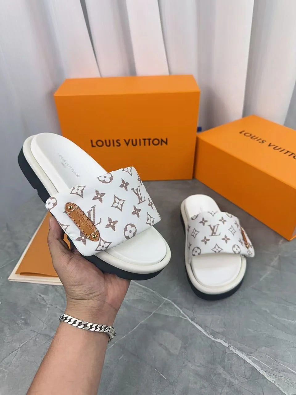 Chinelo Louis Vuitton Meia-pata Pool Pillow White
