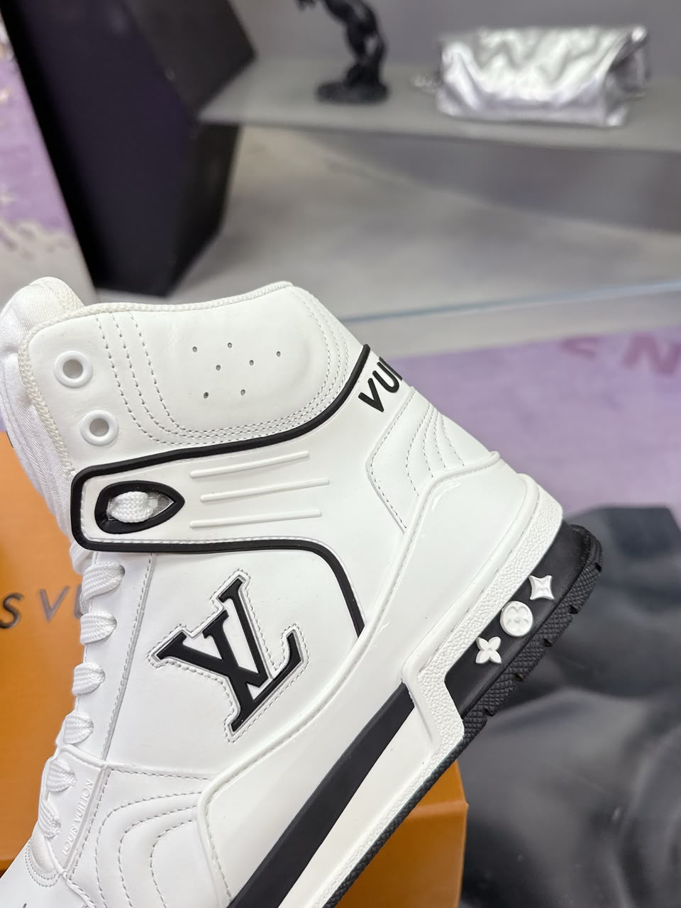 TÊNIS LV Boots High Top Black White Details Halftime
