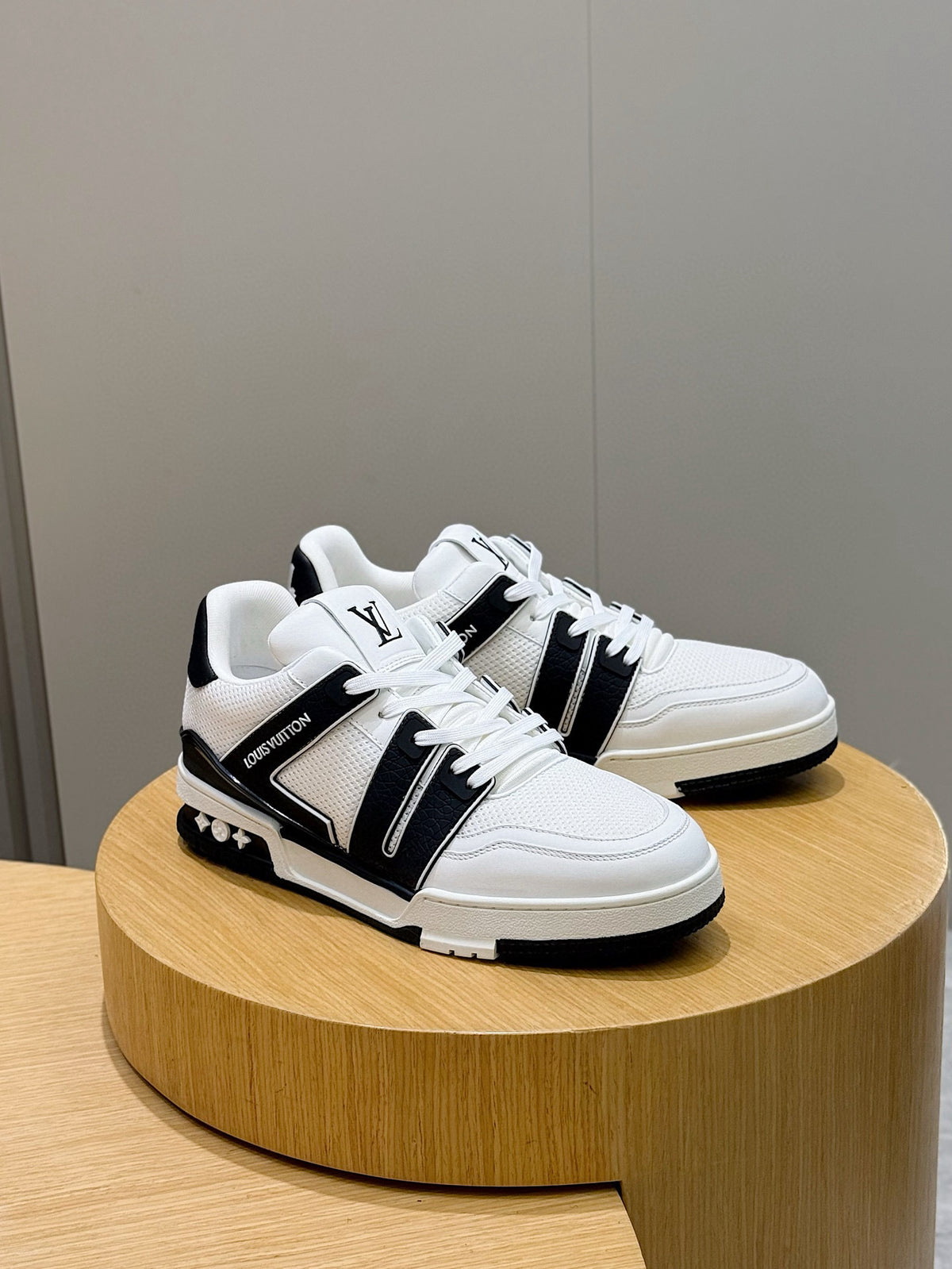 Tênis Louis Vuitton Trainer #54 Low Classic Branco/Preto