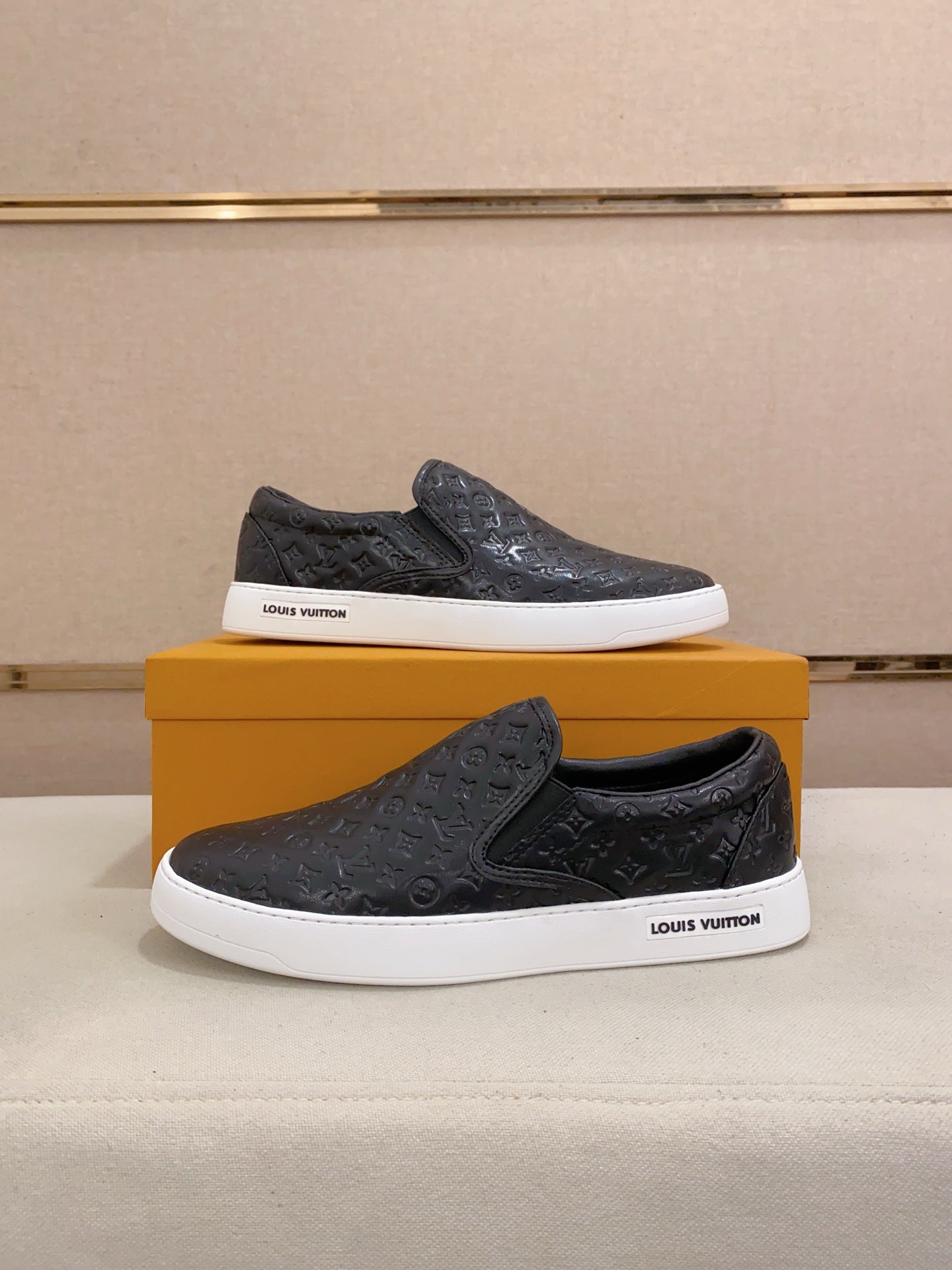 Lv Slip on Leather Black