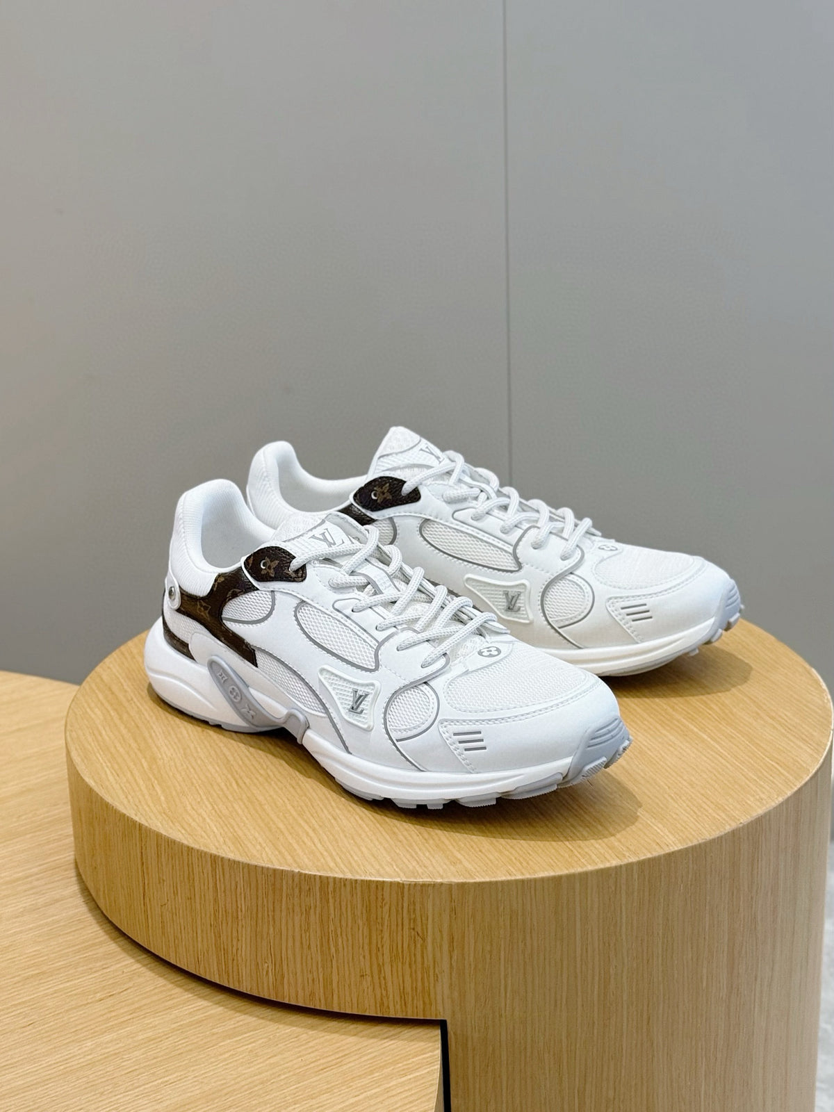 Tênis Louis Vuitton Olympia Women's White Sports Sneaker