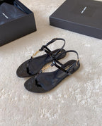 Saint Laurent Sandalia cassandra em couro envernizada