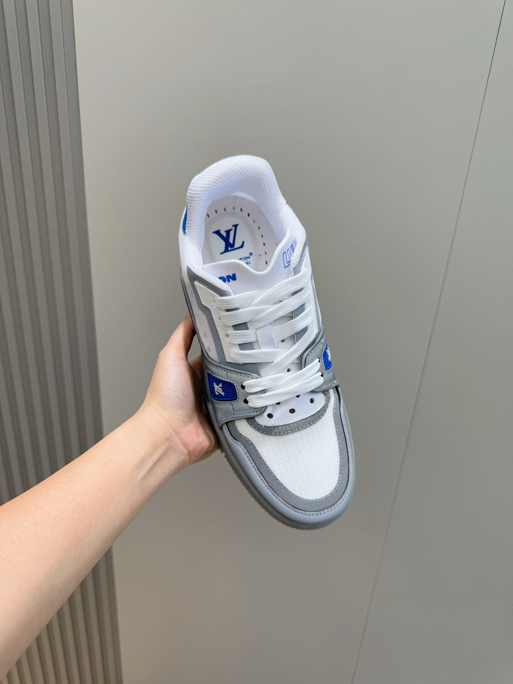 Tênis LOUIS VUITTON  Trainer Sneaker in White and Graphite Mesh with Blue Accents