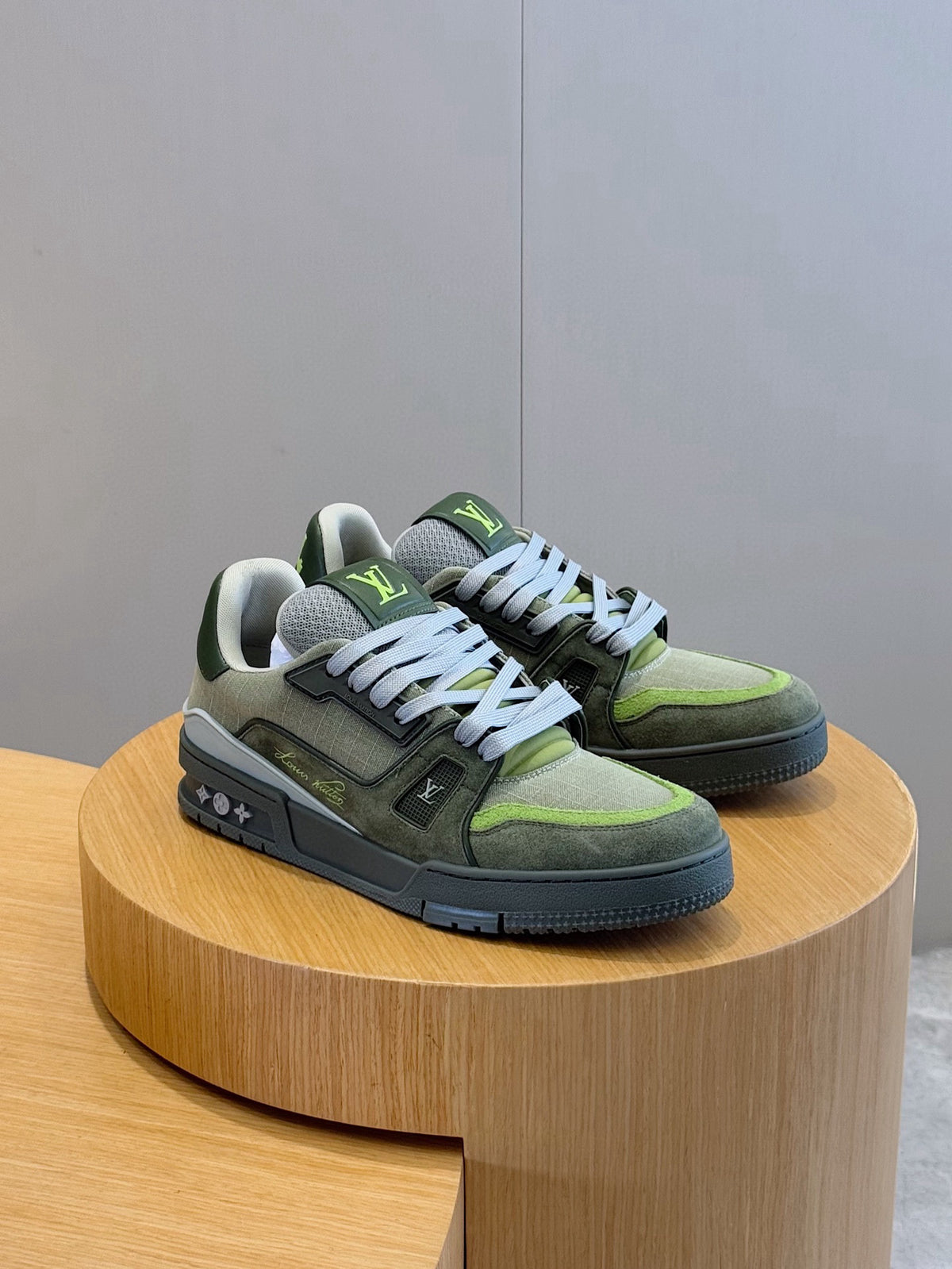 Tênis Louis Vuitton Green Round Toe Low-Top Sneaker