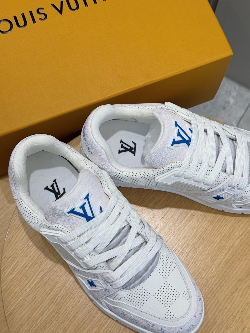 TÊNIS LOUIS VUITTON LV TRAINER MONOGRAM DENIM WHITE DETAILS BLUE