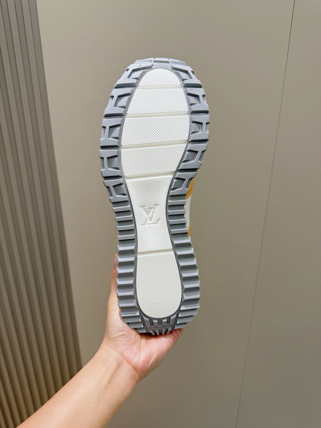 Tênis Louis Vuitton Run Away White/Orange Monogram