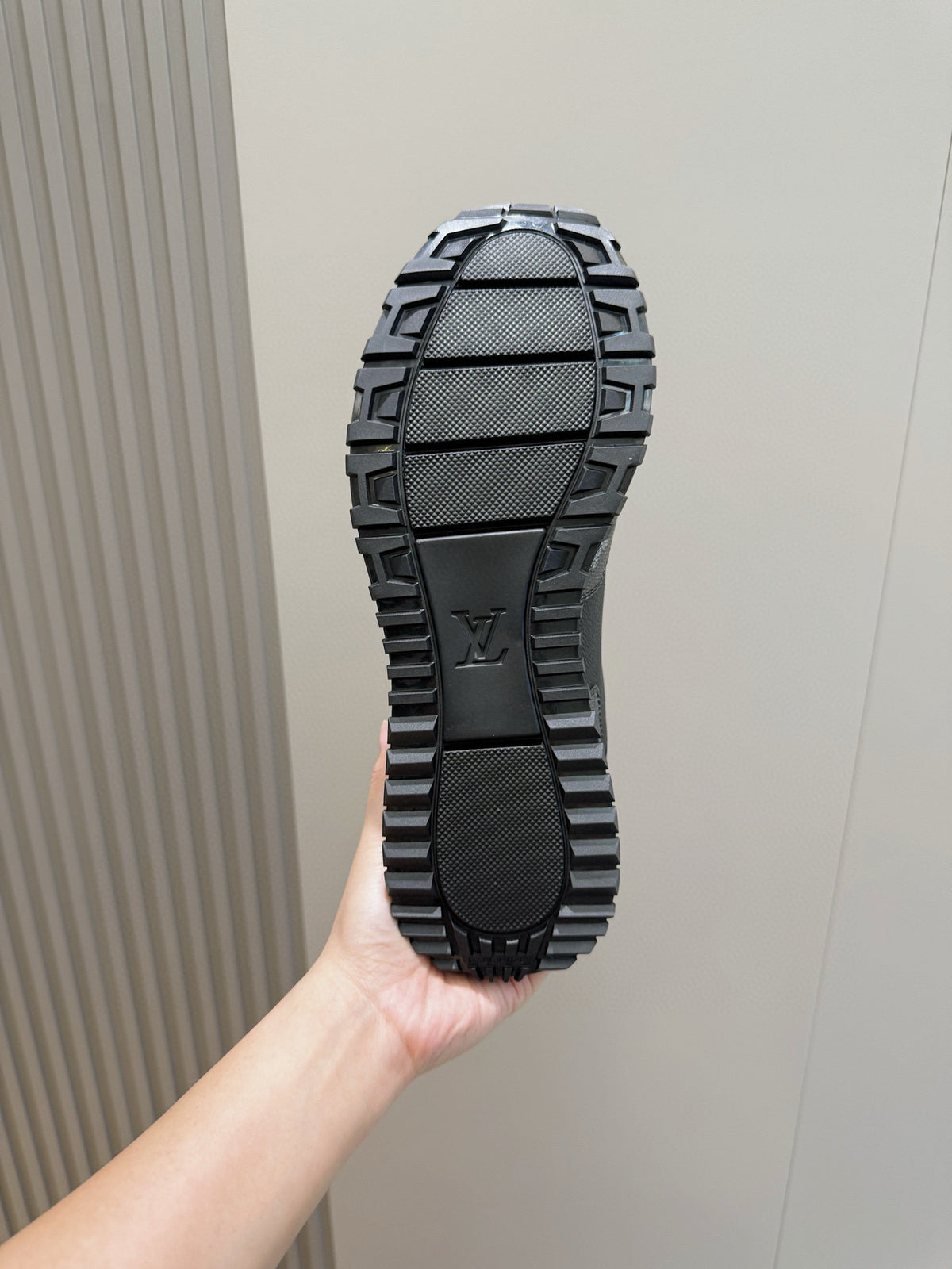 Tênis Louis Vuitton Run Away Black/Grey Monogram