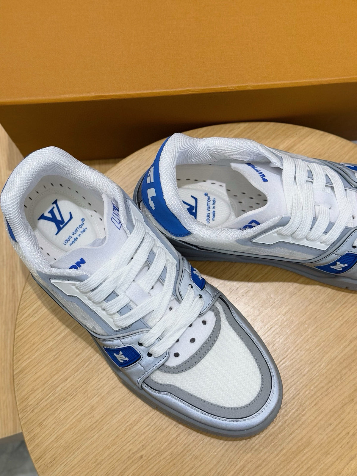 Tênis LOUIS VUITTON  Trainer Sneaker in White and Graphite Mesh with Blue Accents