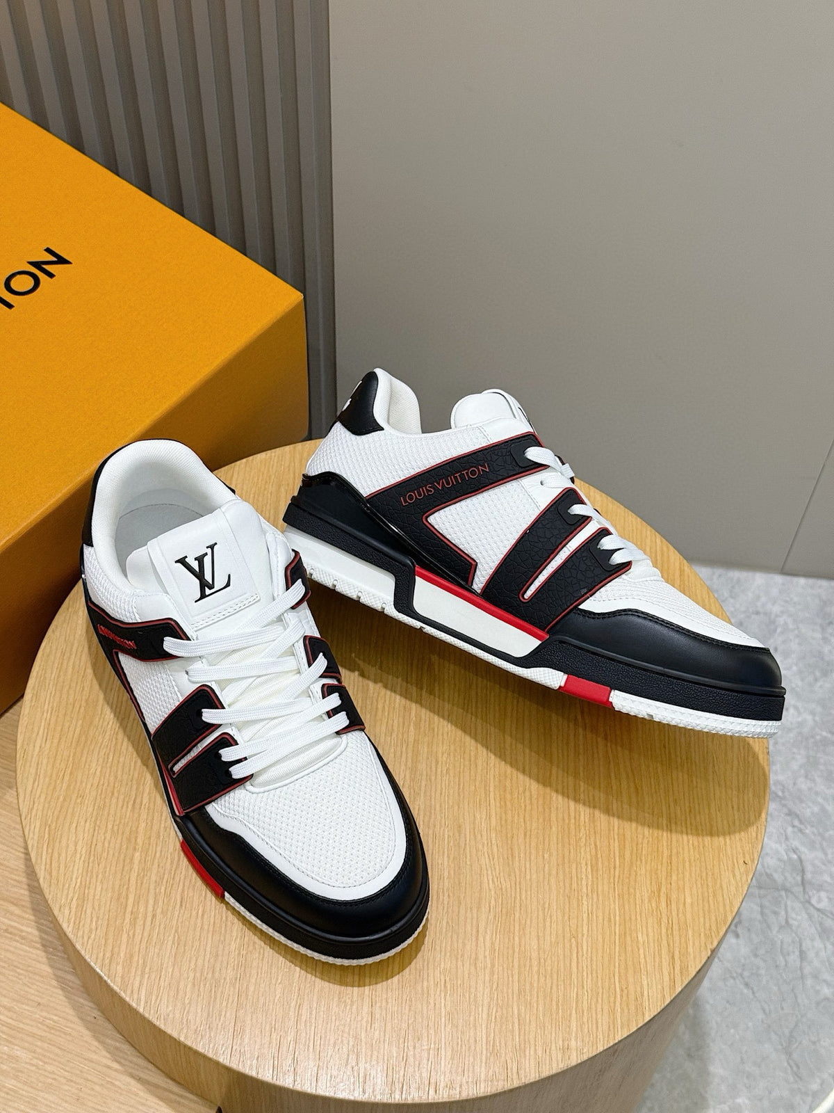Tênis Louis Vuitton Trainer #54 Low Classic Branco/Preto/Vermeho