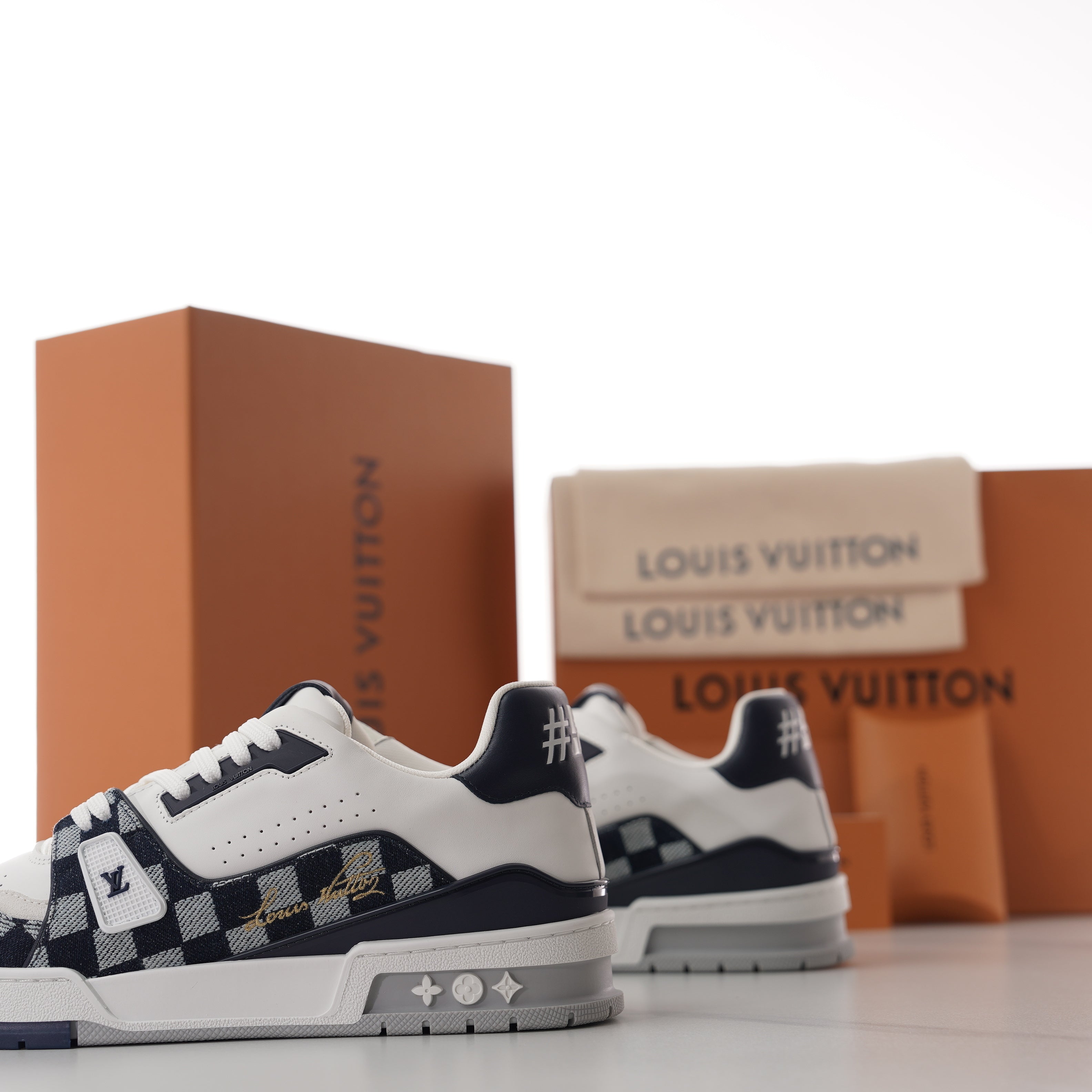 Tênis LV Trainer Blue Suede White