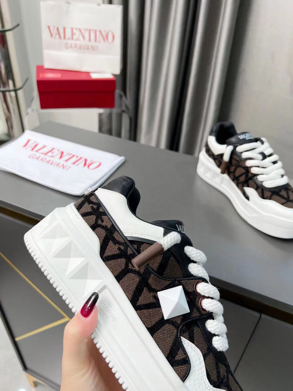 Valentino One Stud XL Brown (Pronta Entrega) Tamanho 42 e 43