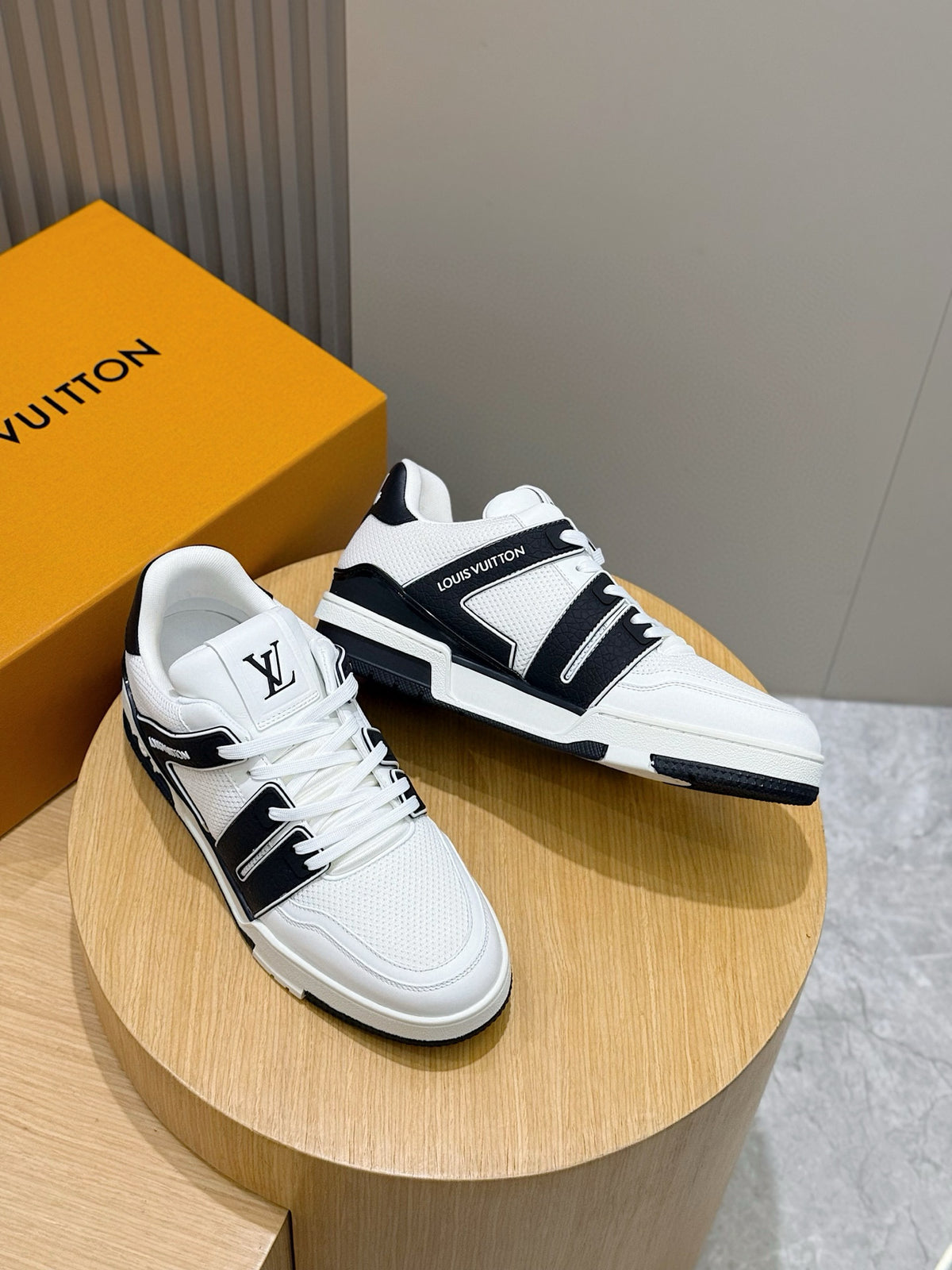Tênis Louis Vuitton Trainer #54 Low Classic Branco/Preto