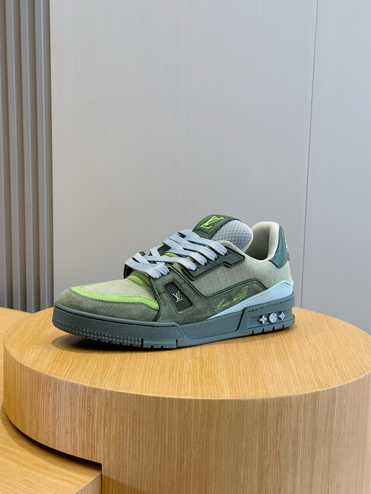 Tênis Louis Vuitton Green Round Toe Low-Top Sneaker