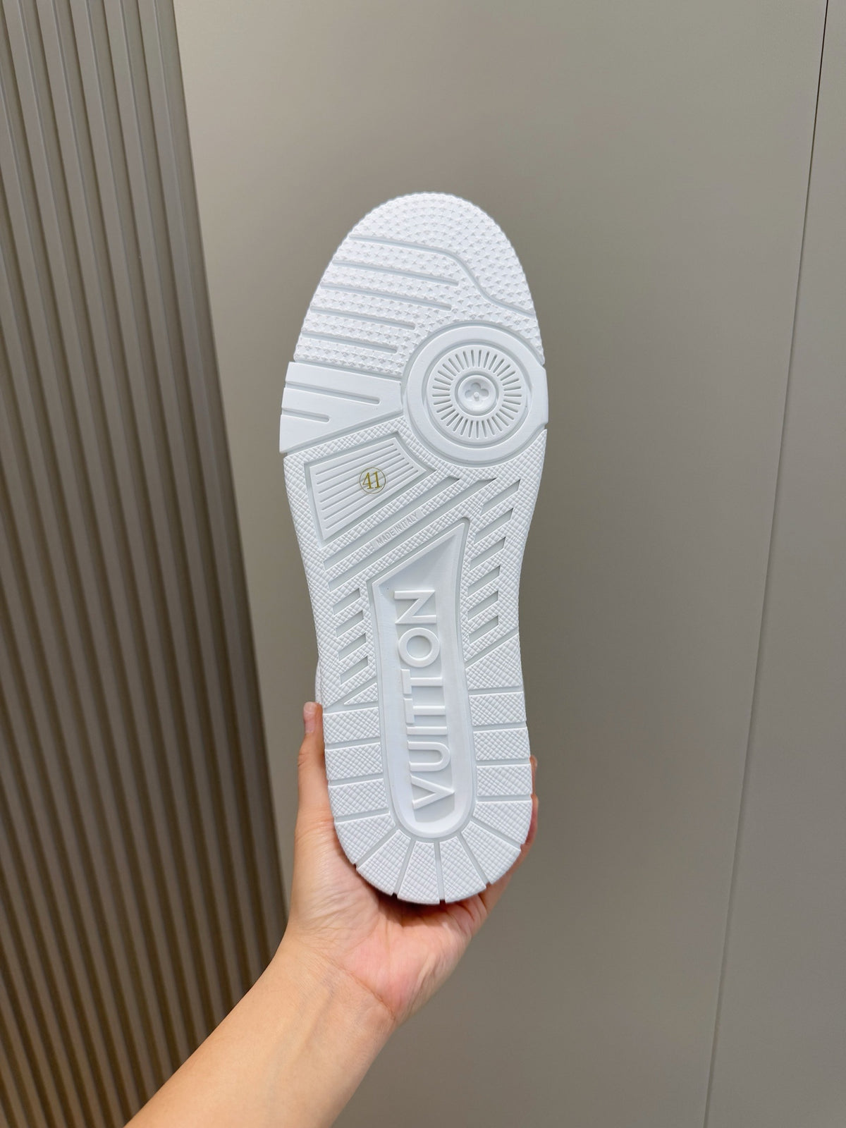 TÊNIS LOUIS VUITTON LV TRAINER MONOGRAM DENIM WHITE DETAILS BLACK