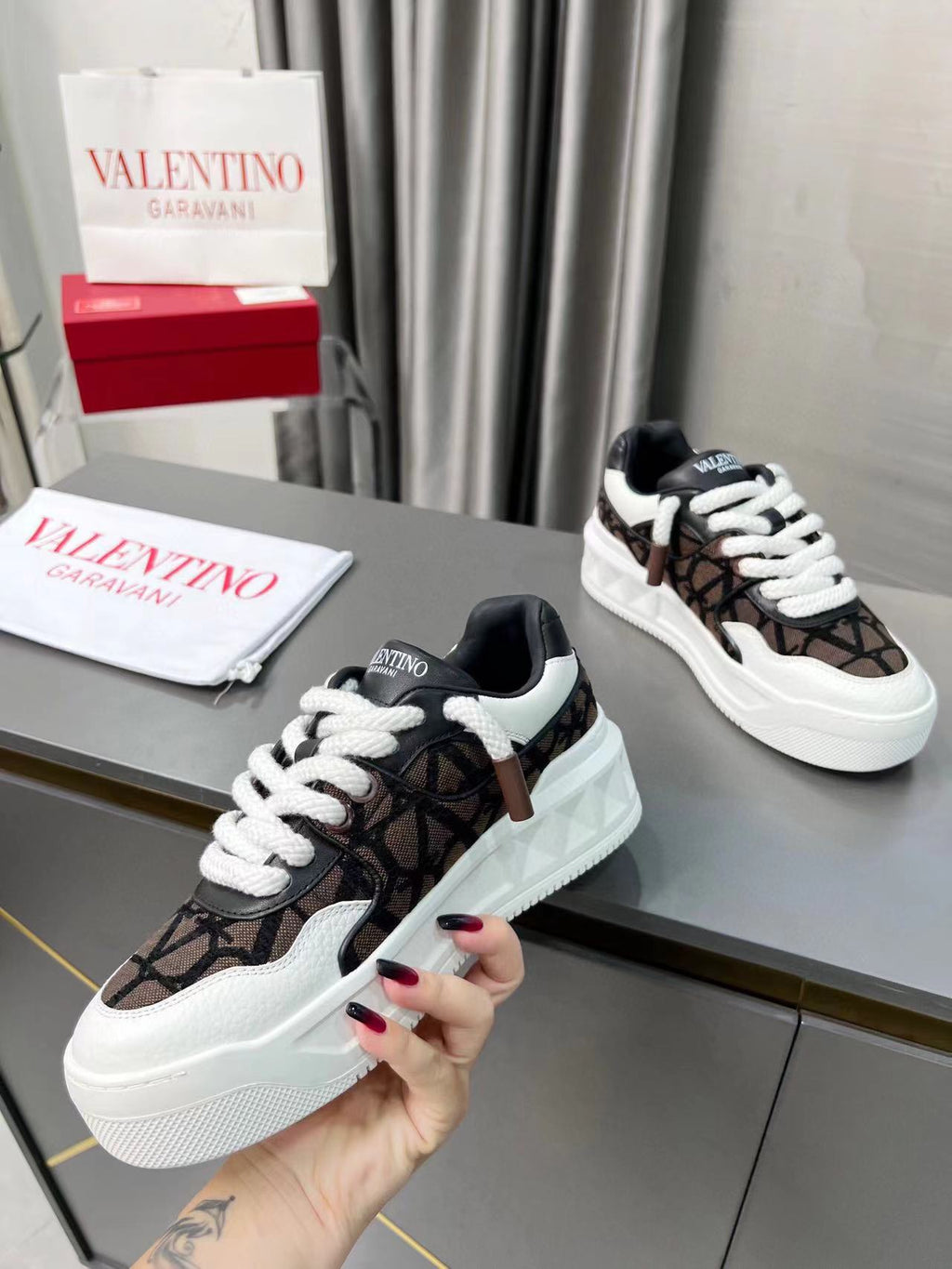 Valentino One Stud XL Brown (Pronta Entrega) Tamanho 42 e 43