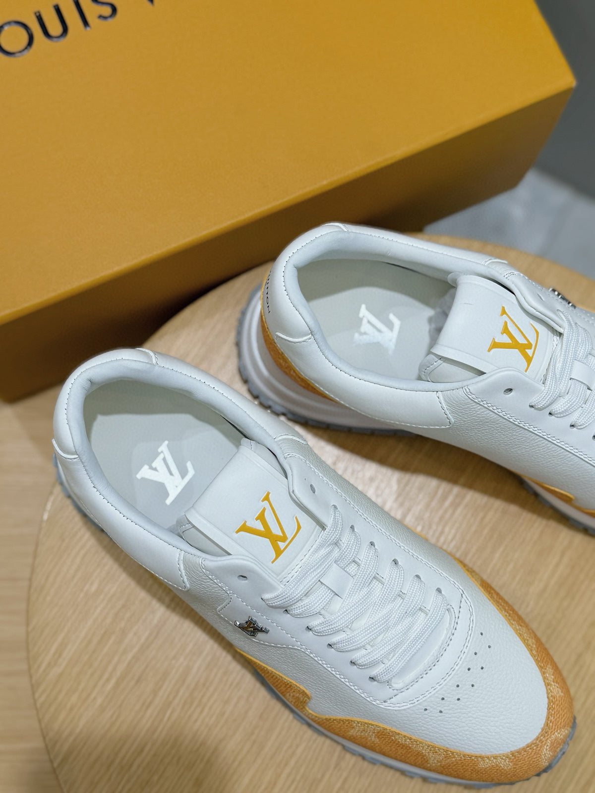 Tênis Louis Vuitton Run Away White/Orange Monogram