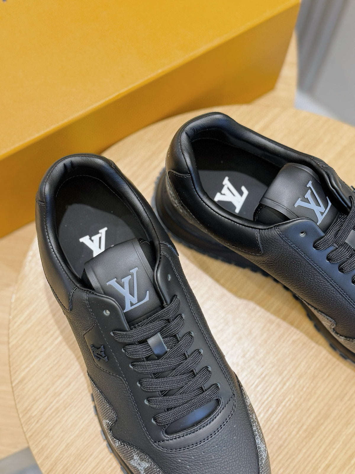 Tênis Louis Vuitton Run Away Black/Grey Monogram