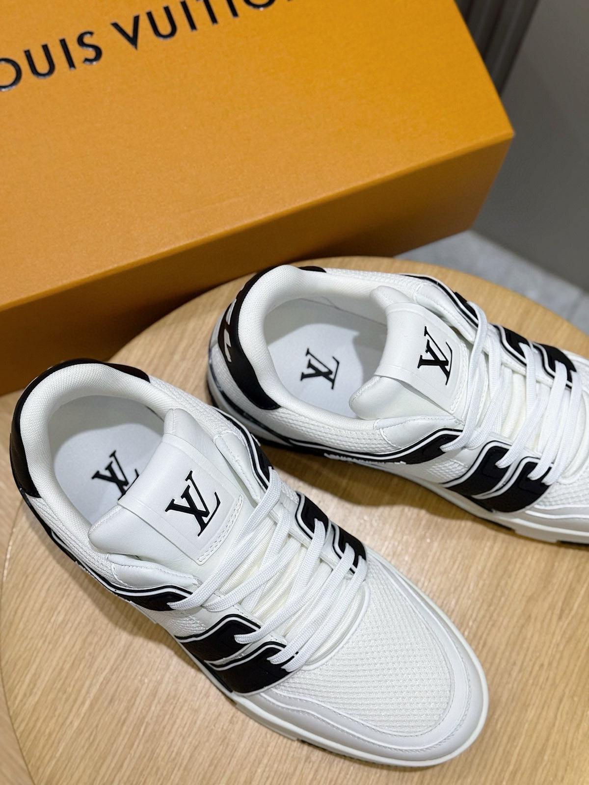 Tênis Louis Vuitton Trainer #54 Low Classic Branco/Preto
