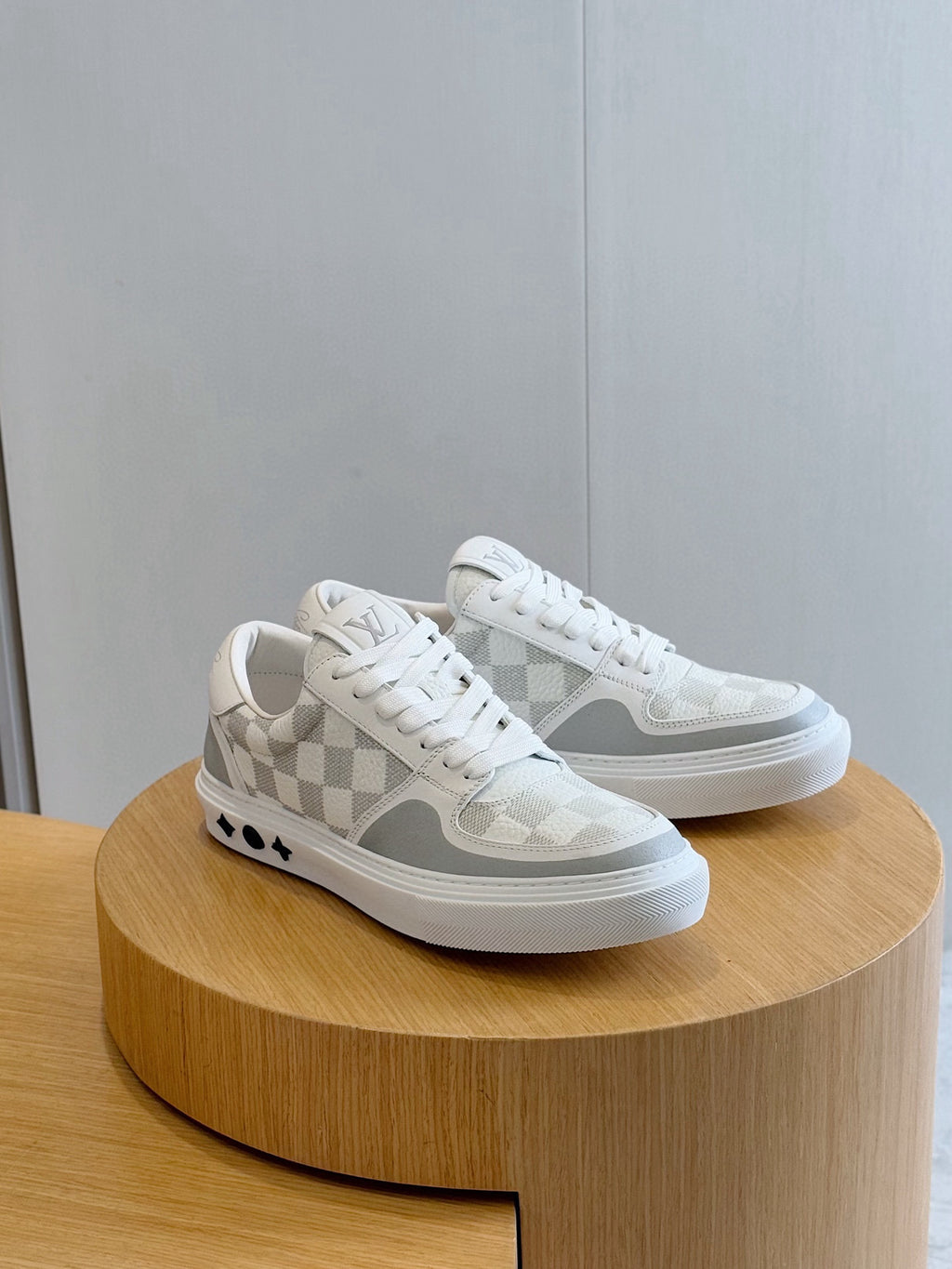 Tênis Louis Vuitton Ollie White/Grey Monogram