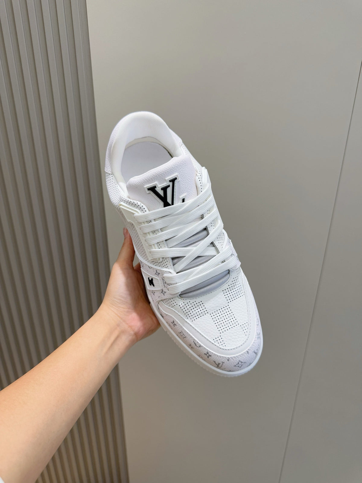 TÊNIS LOUIS VUITTON LV TRAINER MONOGRAM DENIM WHITE DETAILS BLACK