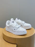 TÊNIS LOUIS VUITTON LV TRAINER MONOGRAM DENIM WHITE DETAILS BLACK
