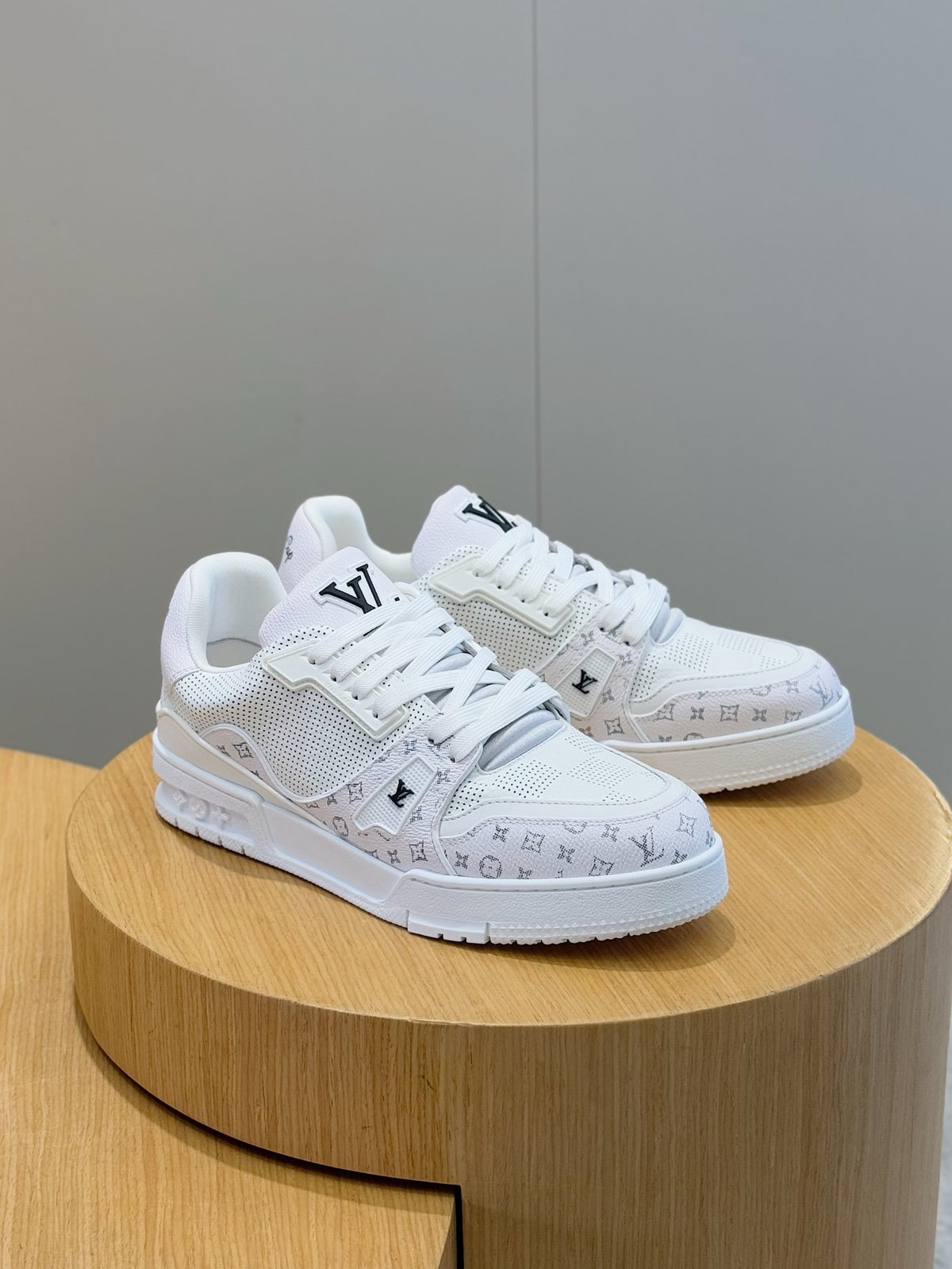 TÊNIS LOUIS VUITTON LV TRAINER MONOGRAM DENIM WHITE DETAILS BLACK