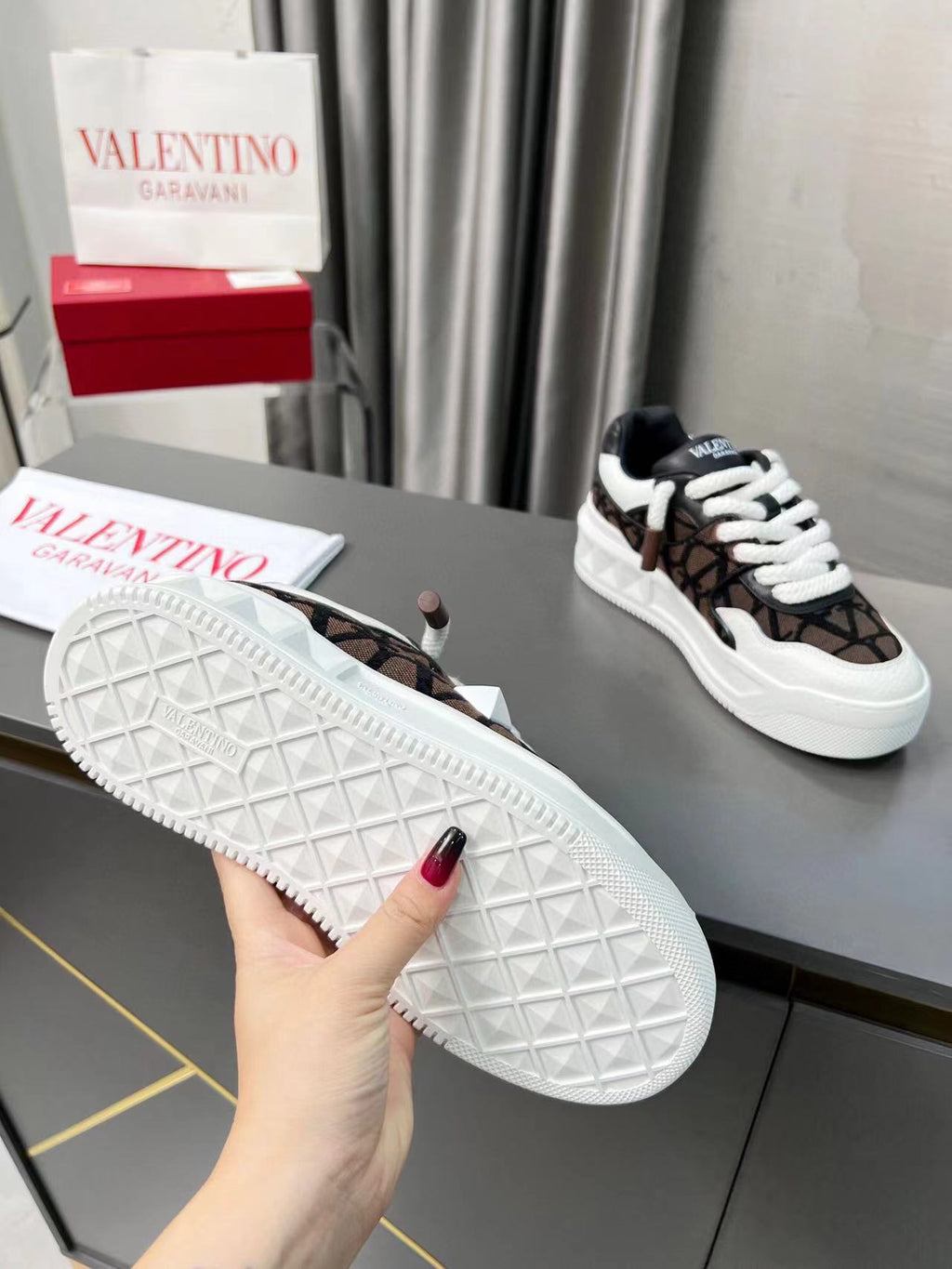 Valentino One Stud XL Brown (Pronta Entrega) Tamanho 42 e 43