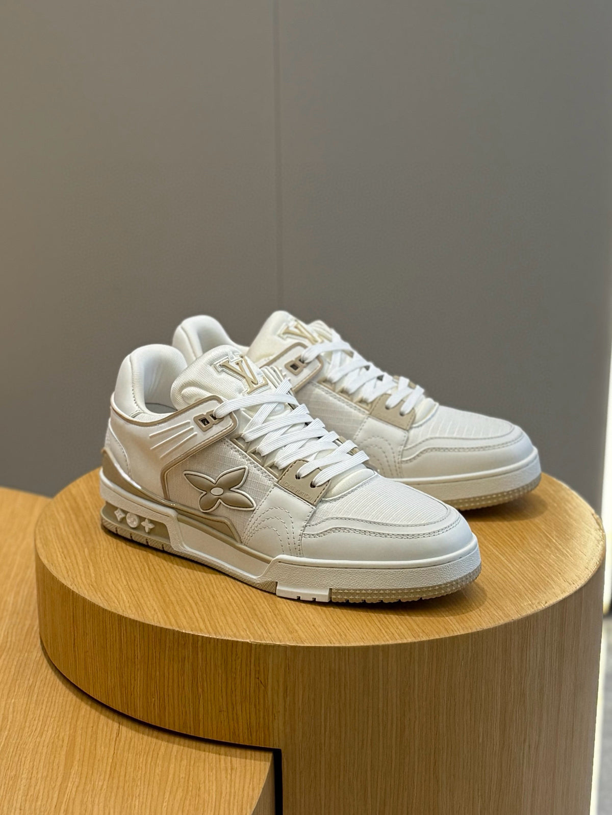 TÊNIS LOUIS VUITTON #54 TRAINER White Beige
