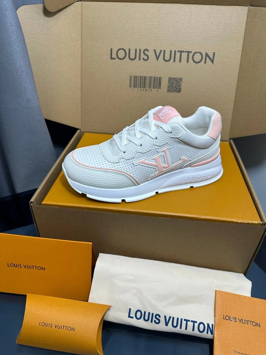 Tênis Louis Vuitton Classic White Pink