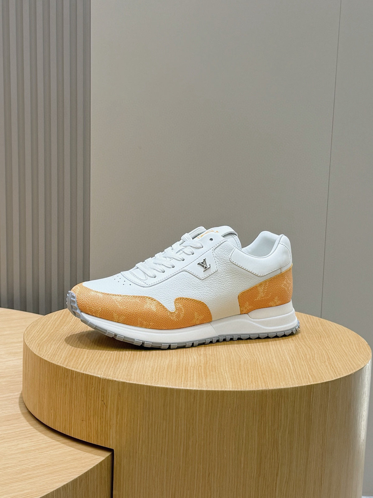 Tênis Louis Vuitton Run Away White/Orange Monogram