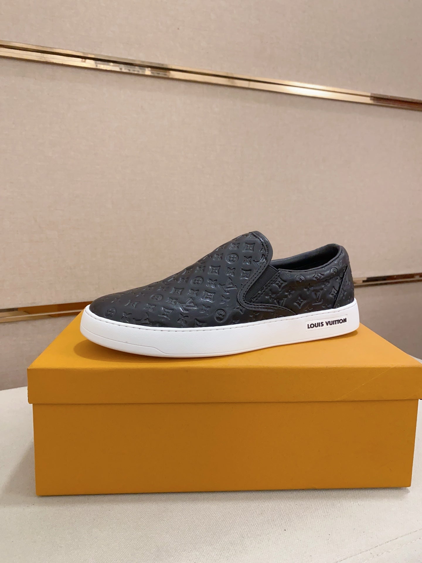 Lv Slip on Leather Black