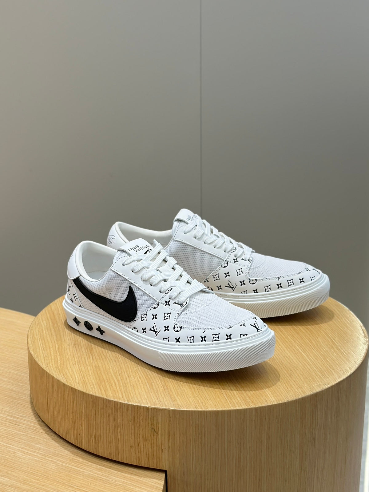 TÊNIS LOUIS VUITTON x NIKE Ollie Monogram White/Black